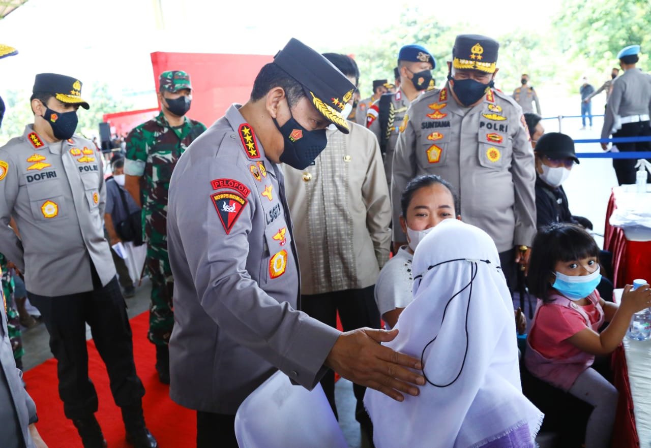Tinjau Vaksinasi Serentak se-Indonesia, Kapolri Ingatkan Syarat Wajib Laksanakan PTM 100 Persen 
