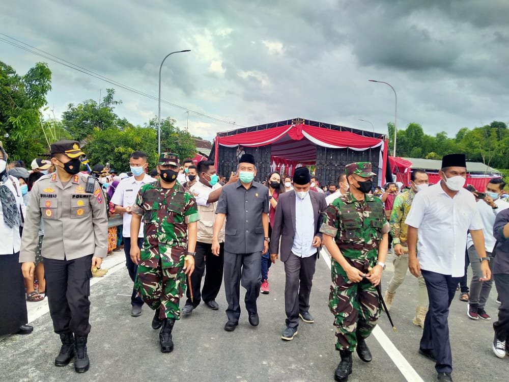 Danrem 082/CPYJ Dampingi Gubernur Jatim Resmikan Jembatan Kare