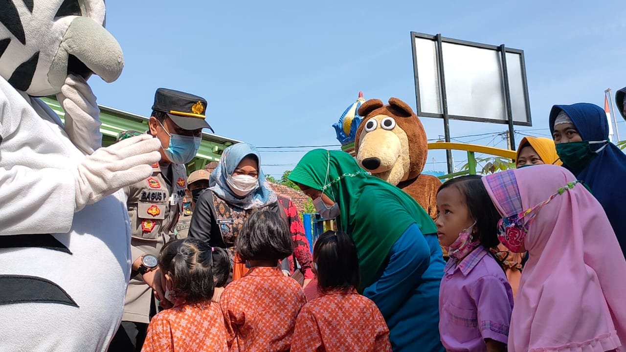 Libatkan Badut, Polres Probolinggo Hibur Anak TK Vaksin