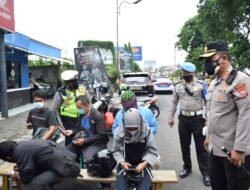 Cegah Penyebaran Omicron, Polisi Sidoarjo Rutin Vaksinasi di Wilayah Perbatasan