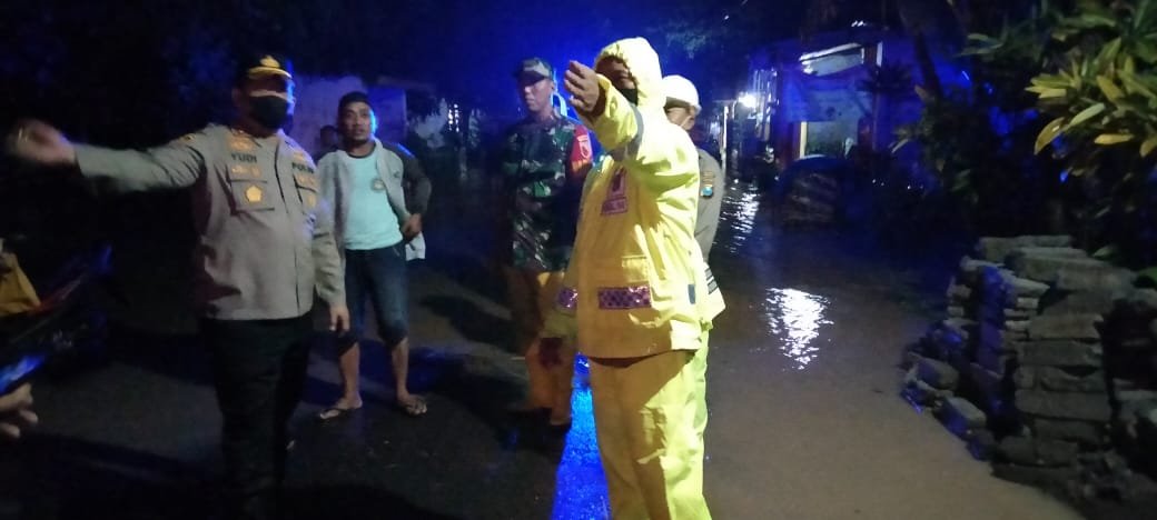 Kapolres Kediri Kota bersama TNI dan BPBD Evakuasi Korban Banjir di Kecamatan Banyakan dan Grogol