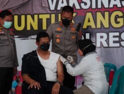 Turun Langsung Tangani Covid-19, Polisi Sidoarjo di Vaksin Booster