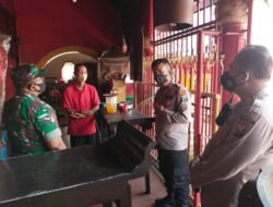 Sinergitas TNI-Polri Jelang Imlek di Klenteng Teng Swie Bio Krian