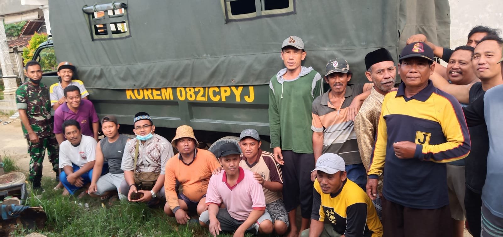 Bantu Tempat Ibadah, Danrem 082/CPYJ Salurkan Bantuan 100 Sak Semen