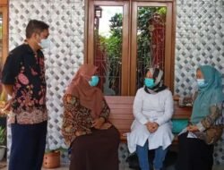 ” Bidan Desa Kebaron Kecamatan Tulangan Kabupaten  Sidoarjo Melakukan Tracing”