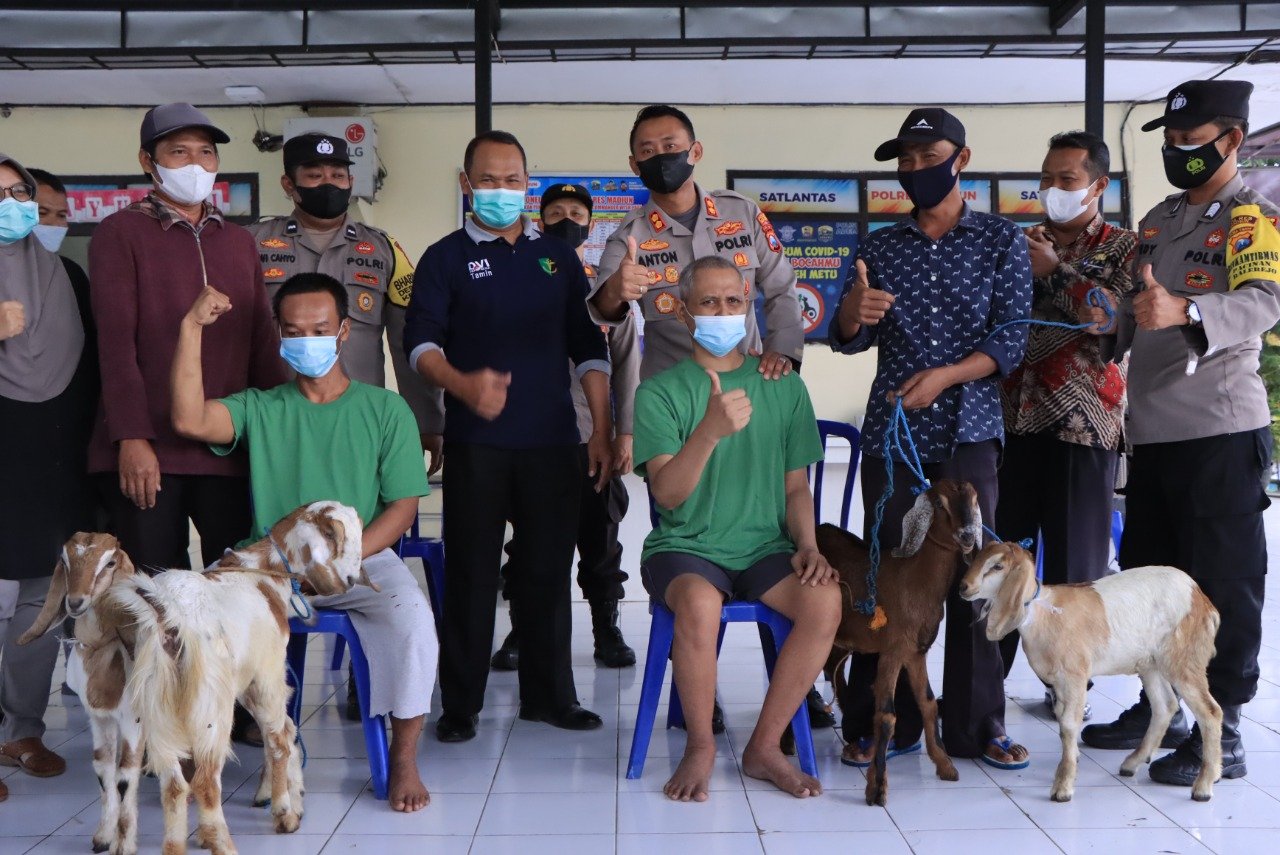 Sambut Kedatangan Mantan ODGJ, Kapolres Madiun Berikan Bantuan Kambing
