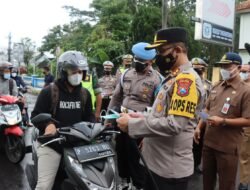 Kapolres Bondowoso Bagikan Masker