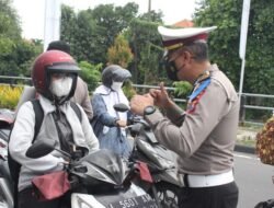 Peduli Keselamatan Pengendara, Satlantas Polresta Sidoarjo Beri Edukasi di Jalan Raya