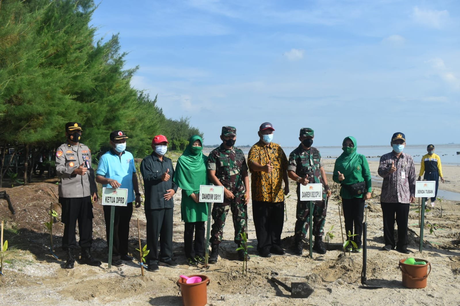 Danrem 082/CPYJ Tanam Mangrove di Pantai Jenu Kabupaten Tuban