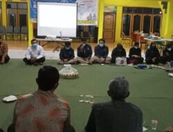 Kepala Desa Kebaron Mendapatkan Cinderamata Atas Penutupan KKN Mahasiswa Universitas Muhammadiyah Sidoarjo