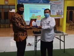 Kepala Desa Kebaron Mendapatkan Cinderamata Atas Penutupan KKN Mahasiswa Universitas Muhammadiyah Sidoarjo