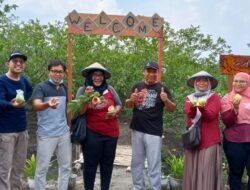 Anggota Perangkat PemDes Sidomulyo Kecamatan Buduran Kabupaten Sidoarjo Berkunjung Ke Wisata Petik Kebun Jambu Kebaron