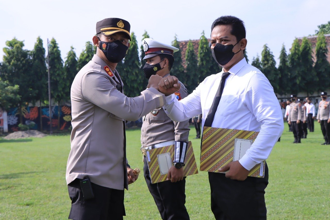 Sabet Predikat Sangat Baik, Kapolres Madiun Beri Penghargaan Anggota Pelayanan Publik