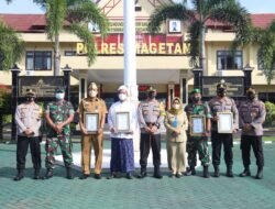 Capaian Vaksinasi Tertinggi, Kapolres Magetan Beri Penghargaan kepada Plaosan