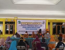 Penyerahan Bantuan Langsung Tunai ( BLT ) Dana Desa Tahun 2022 ke 97 KPM ( Keluarga Penerima Manfaat) Desa Kebaron Kecamatan Tulangan Kabupaten Sidoarjo