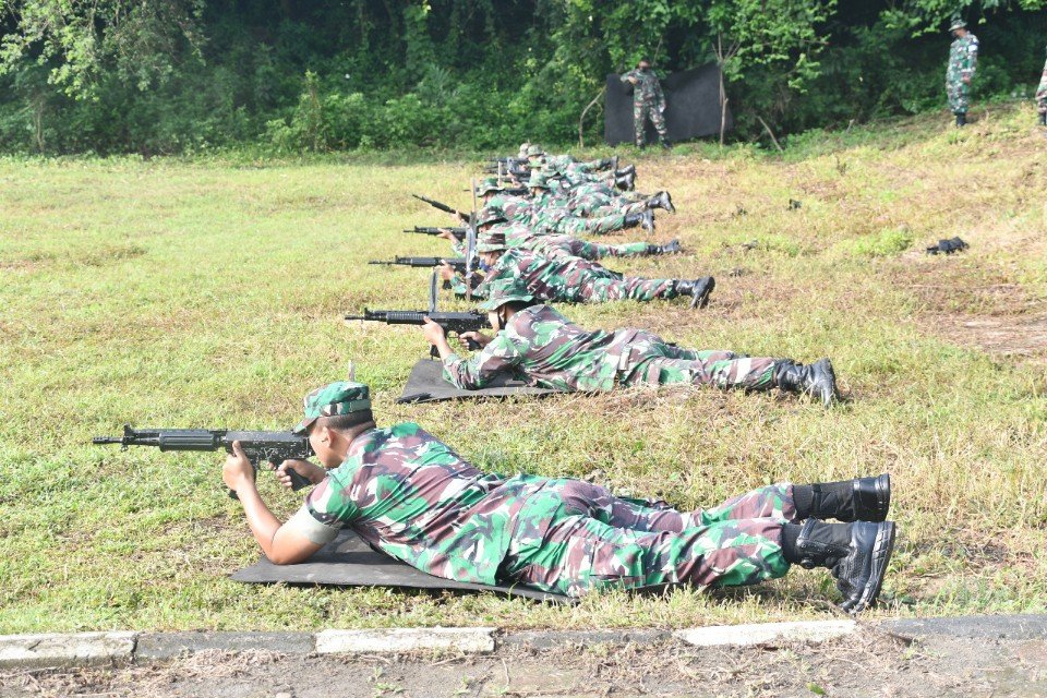 Latihan Menembak Tingkatkan Kemampuan Prajurit Korem 082/CPYJ
