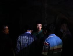 Blusukan Malam-Malam di Tulangan, Bupati Gus Muhdlor Pastikan Bantu Perbaiki Rumah Korban Terdampak Angin Kencang