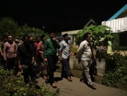Blusukan Malam-Malam di Tulangan, Bupati Gus Muhdlor Pastikan Bantu Perbaiki Rumah Korban Terdampak Angin Kencang