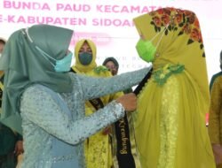 Istri Plh. Sekda Sidoarjo Arie Andjar Lantik Pengurus Pokja PAUD Kabupaten dan Kukuhkan Bunda PAUD Kecamatan