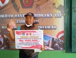 Koramil 0816/05 Kecamatan Tulangan Kabupaten Sidoarjo Memberikan Bantuan Tunai Sebanyak 1366 Kepada Pedagang Kaki Lima Dan Warung Di Setiap Desa Kecamatan Tulangan Secara Bergantian