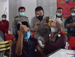 Kebutuhan Vaksinasi Semakin Meningkat, Polresta Sidoarjo Masifkan Layanan Booster Hingga Malam Hari