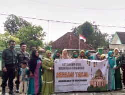 Perhutani Mojokerto Bagikan Takjil Gratis di Lamongan