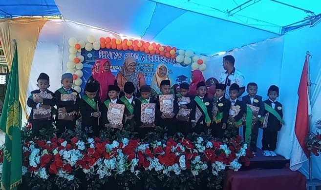 Pelepasan 26 Siswa Peserta Didik Paud dan TK Aysia Desa Tomori Oleh Istri Bupati Halsel