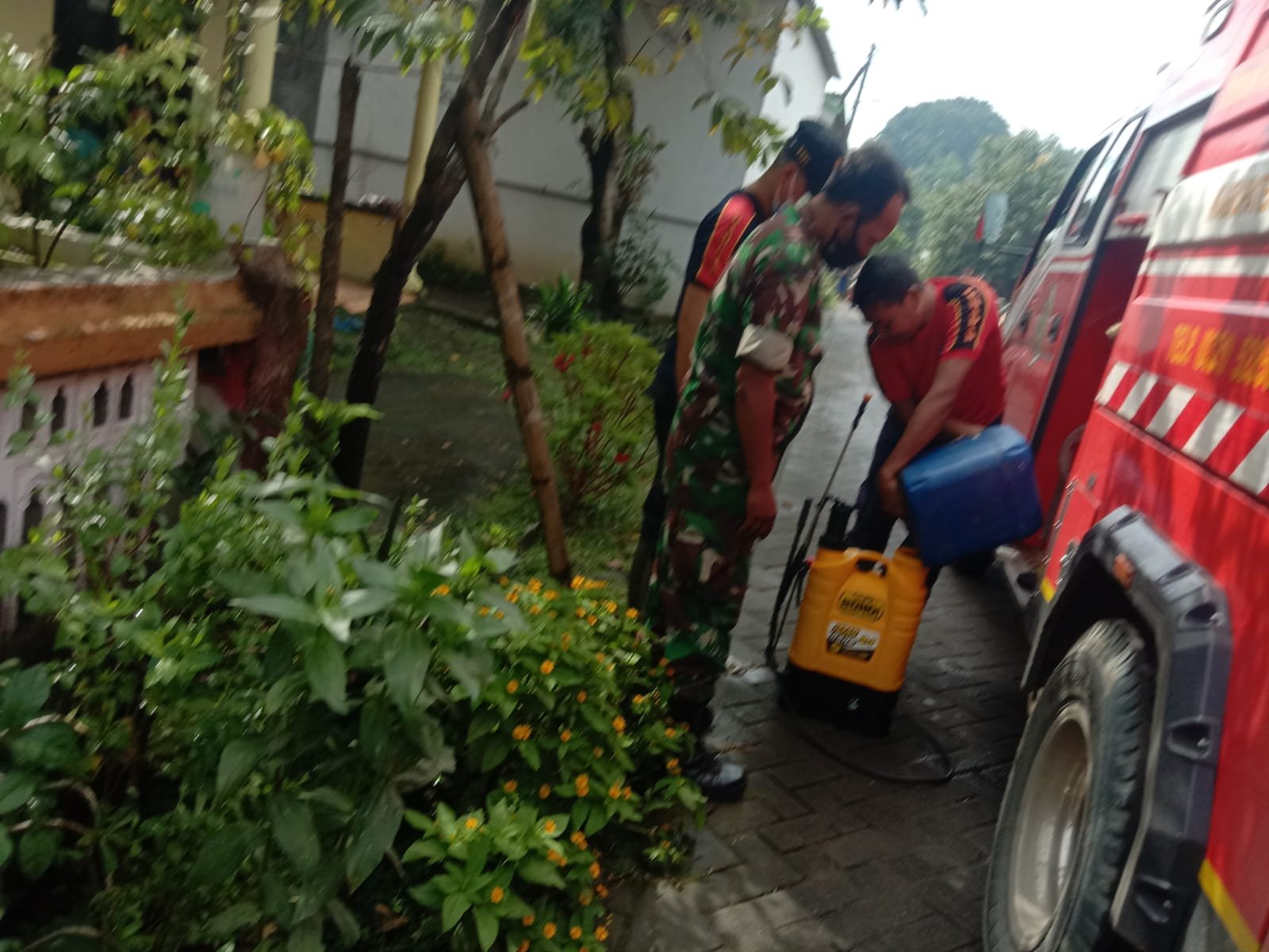 Cegah PMK Meluas, Babinsa Mojolebak Bersama BPD & UPT Distan Jetis Lakukan Ini
