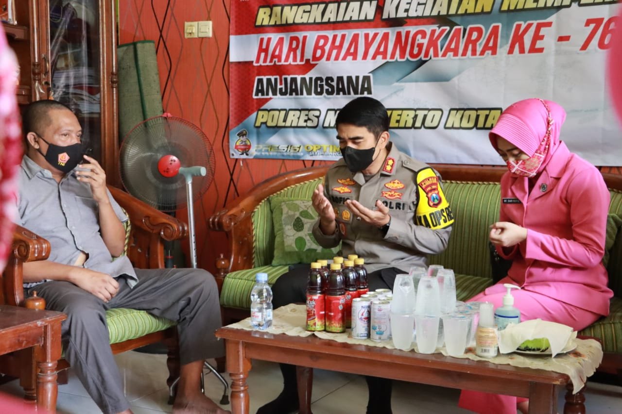 Sambut Hari Bhayangkara Ke-76, Kapolresta Mojokerto Anjangsana Kepada Anggota Yang Sakit