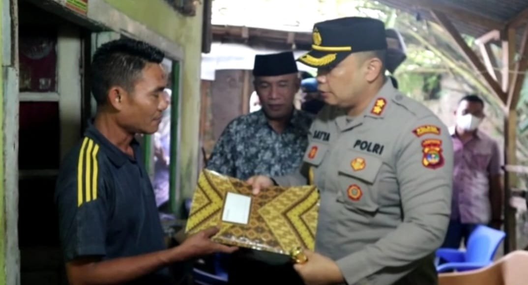 Kapolres Tanggamus Berikan Bantuan dan Tali Asih Kapolda Lampung kepada Satu Keluarga Sakit di Talang Padang