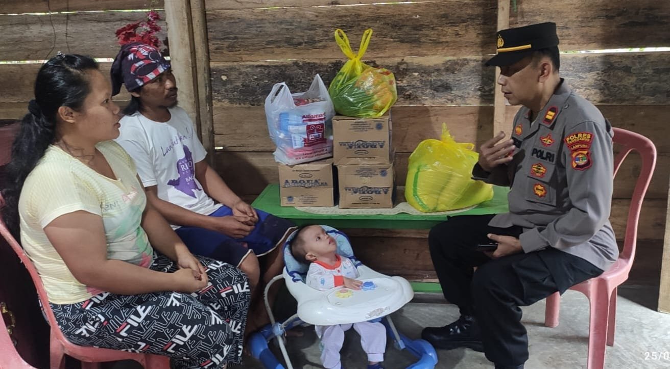 Kapolsek Talang Padang Berikan Bantuan Kepada Anak Penderita Paru Paru dan Penyempitan Tenggorokan