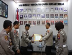 Pertemukan Kembali Kakek Muhadi dengan Keluarganya, Kapolres Trenggalek Berikan Penghargaan Aiptu Haris Fadillah