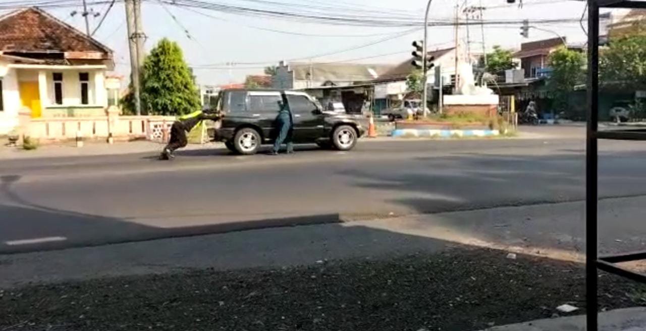 Antisipasi Kemacetan di Bypass, Polantas Polresta Mojokerto Dorong Mobil Mogok
