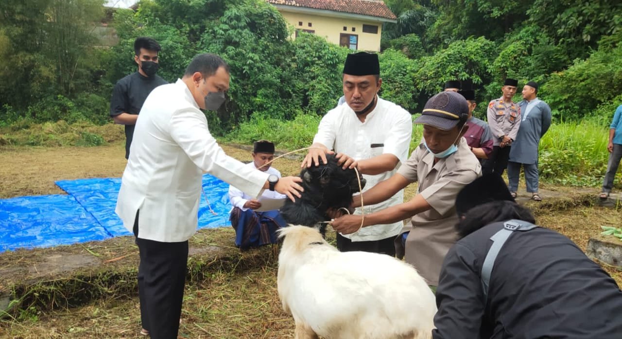 Polres Tanggamus Gelar Sholat Idul Adha di Masjid Hidayatullah dan Potong Hewan Qurban