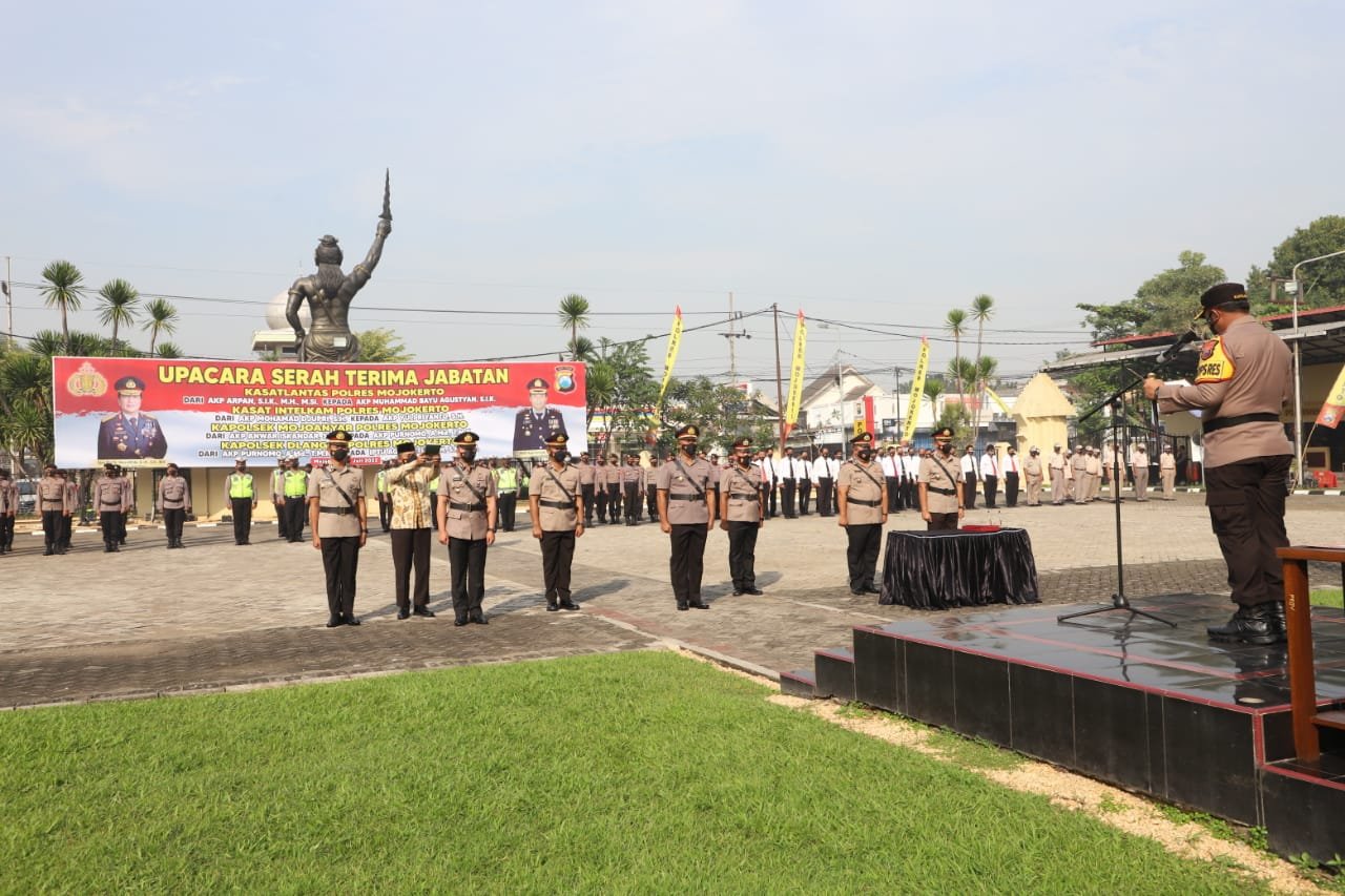 Kapolres Mojokerto Pimpin Sertijab Kasat Lantas, Kasat Intelkam, Kapolsek Mojoanyar dan Kapolsek Dlanggu