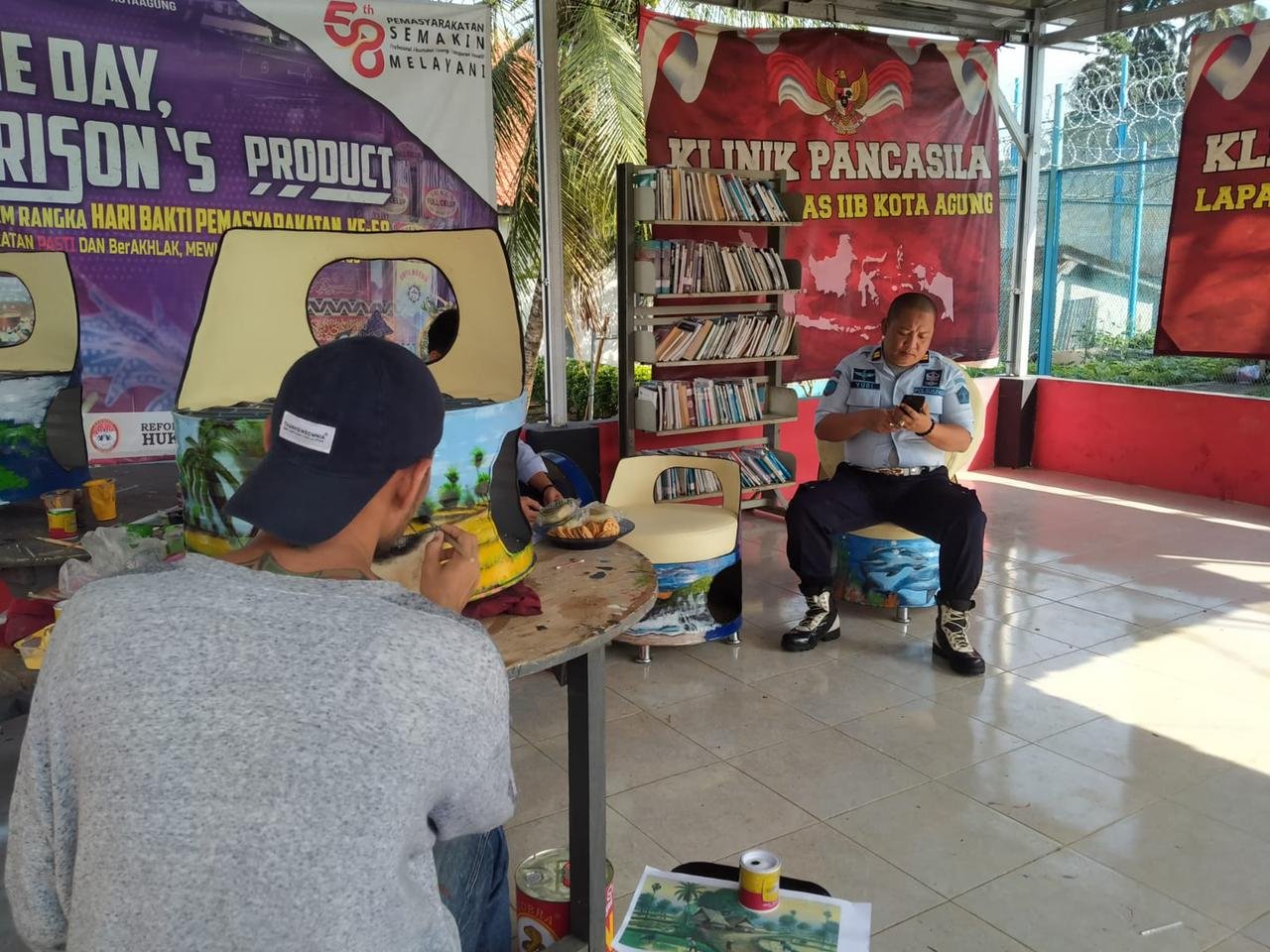 Salurkan Kreativitas, WBP Lapas Kotaagung Buat Kursi dari Drum Bekas Bermotif Lukisan
