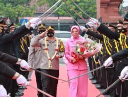 Prosesi Pedang Pora Sambut Kedatangan Kapolresta Mojokerto AKBP Wiwit Adisatria