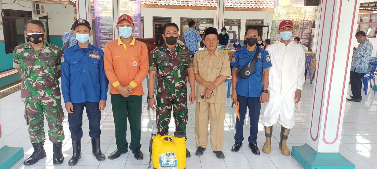 Blusukan Kampung Koramil Ngoro Bersama Distan & BPBD Semprot Kandang Sapi
