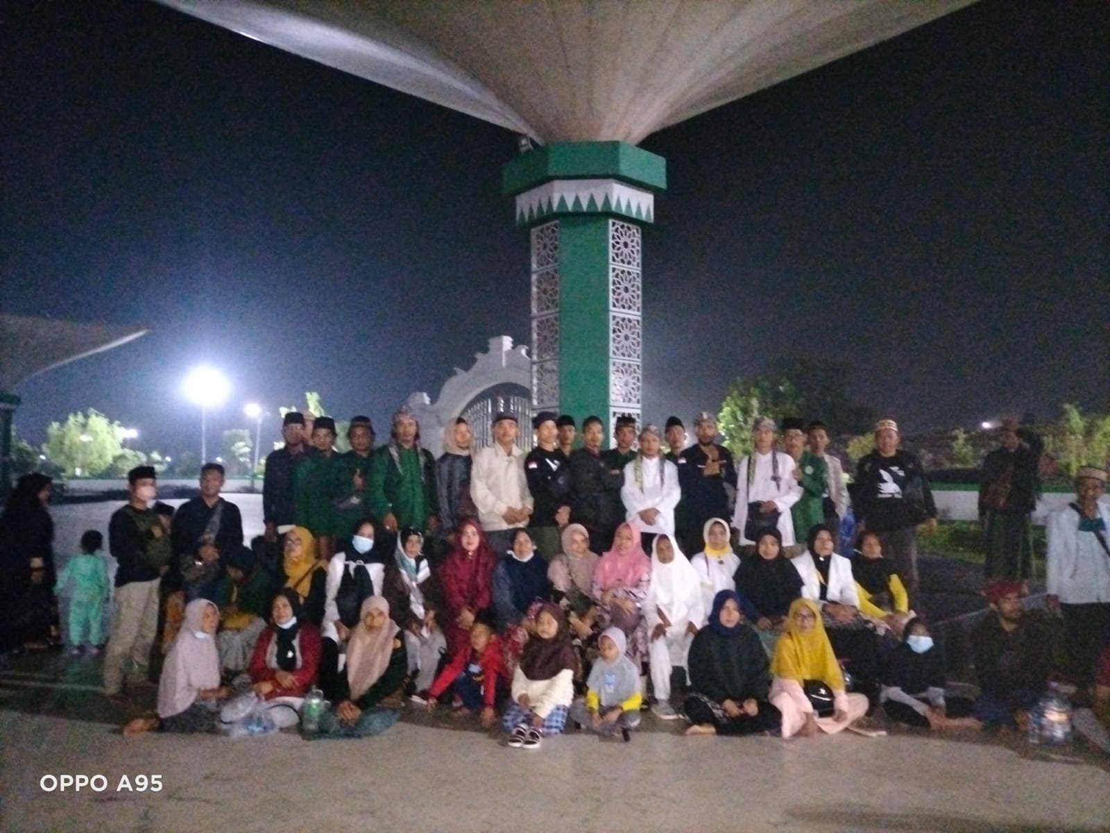 MT Nurul Falah Tanggamus Adakan Wisata Religi dan Ziaroh makam Para Wali