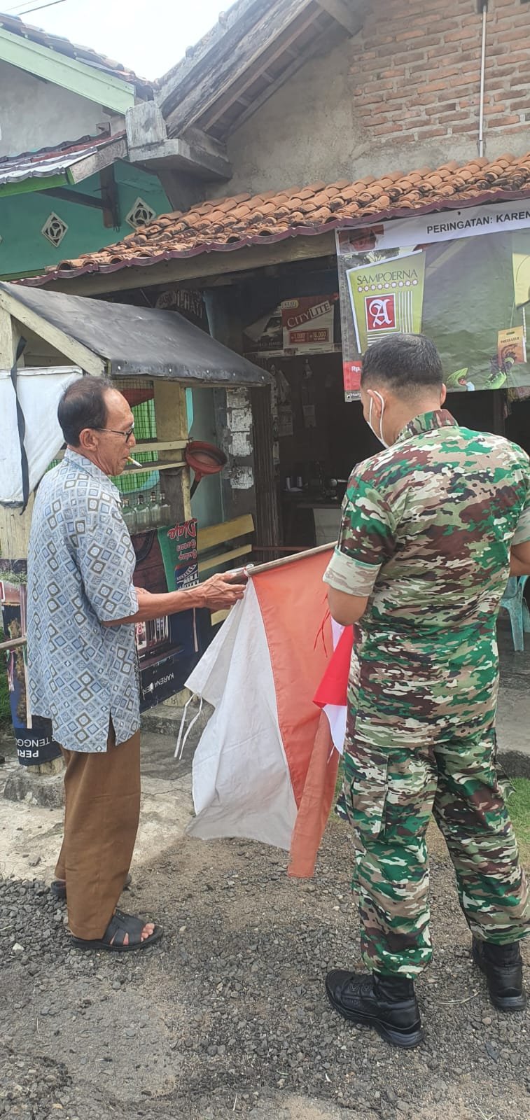 Dandim 0424/Tanggamus Perintahkan Babinsa Ganti Bendera Rusak