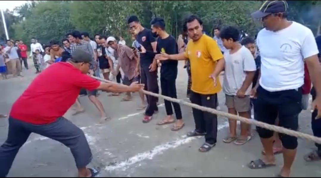 KKN Kelompok 5 UPATMA dan Pemdes Ungga Gelar Lomba Tarik Tambang