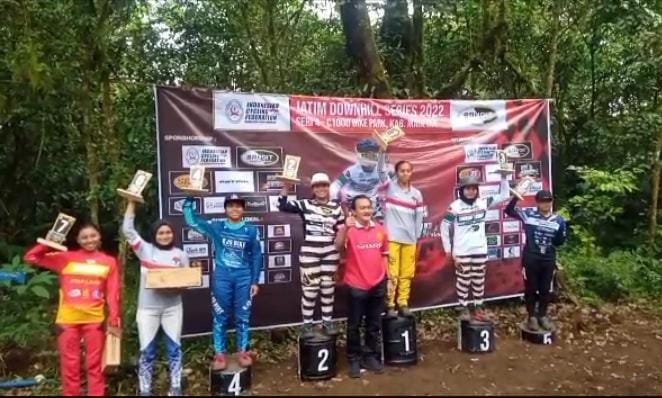 Siswi MA Khomsani Nur Hattrick Juara 1 Kejuaraan Balap Sepeda