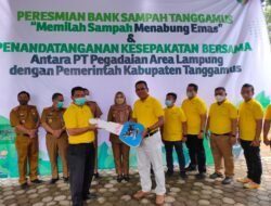 Bupati Tanggamus Hj. Dewi Handajani Resmikan Bank Sampah