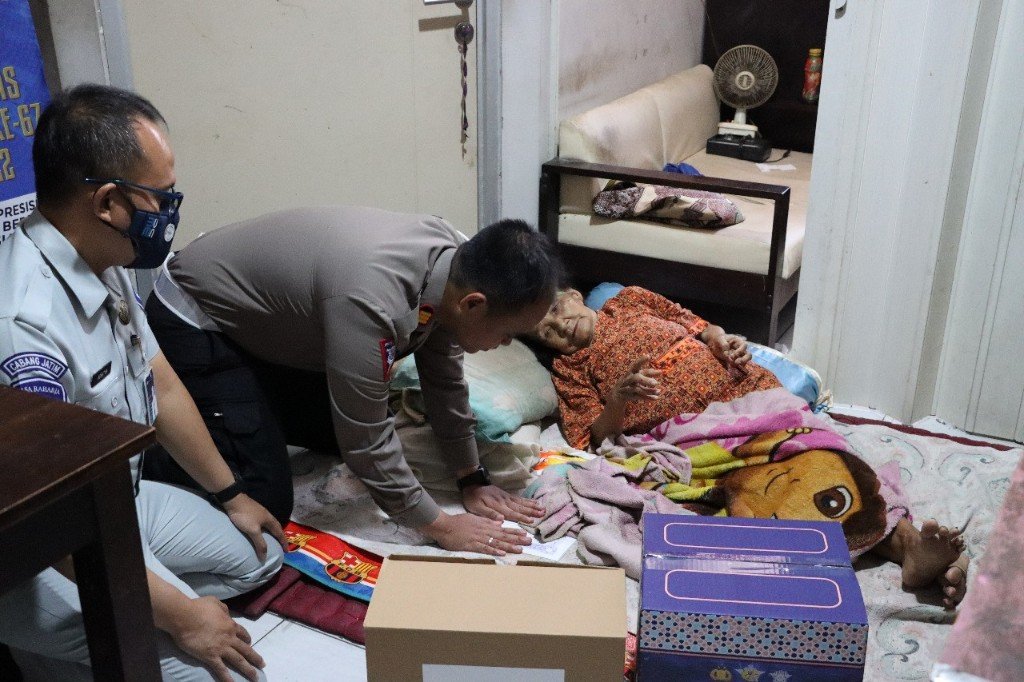 Polres Madiun Kota Beri Bantuan Penderita Cacat Akibat Laka Lantas