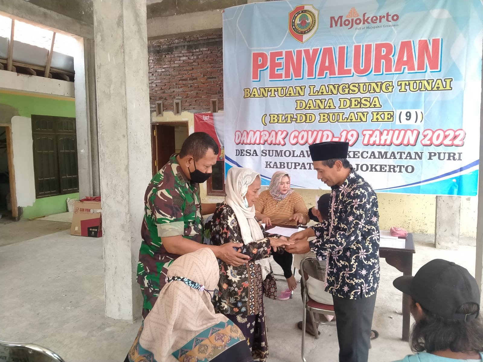 Koramil Puri Kerahkan Babinsa Pantau Distribusi BLT DD