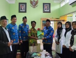 Kepala Kemenag Lumajang Beri Penghargaan Kepada Siswa Peraih Juara KSM Jatim