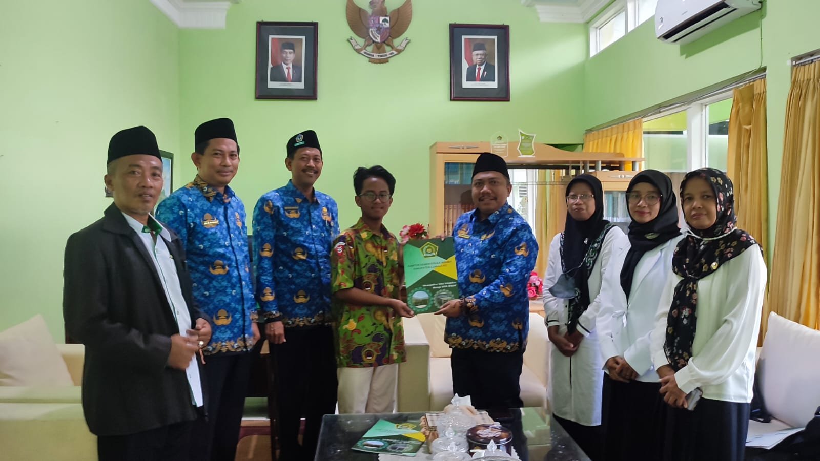 Kepala Kemenag Lumajang Beri Penghargaan Kepada Siswa Peraih Juara KSM Jatim