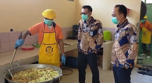 Pastikan Kualitas dan Porsi Makanan WBP Tetap Terjaga, Kalapas Kotaagung dan Jajaran Lakukan Sidak ke Dapur Umum