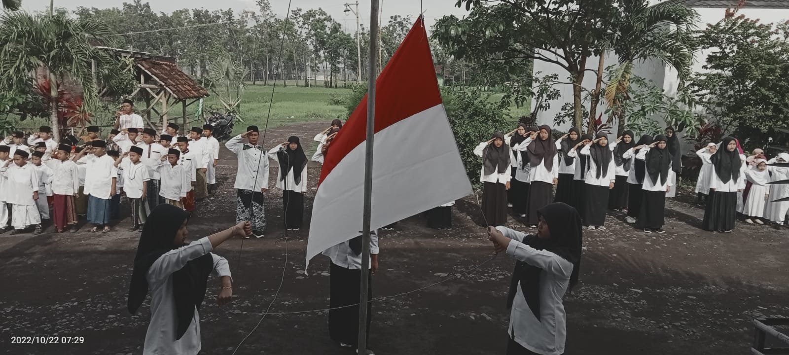 Peringati Hari Santri Nasional, Ponpes Khomsani Nur Klanting Adakan Upacara Bendera