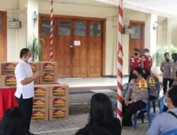 Berbagi Kasih, Polres Ponorogo Berbagi Sembako Kepada Jemaat Gereja Santa Maria